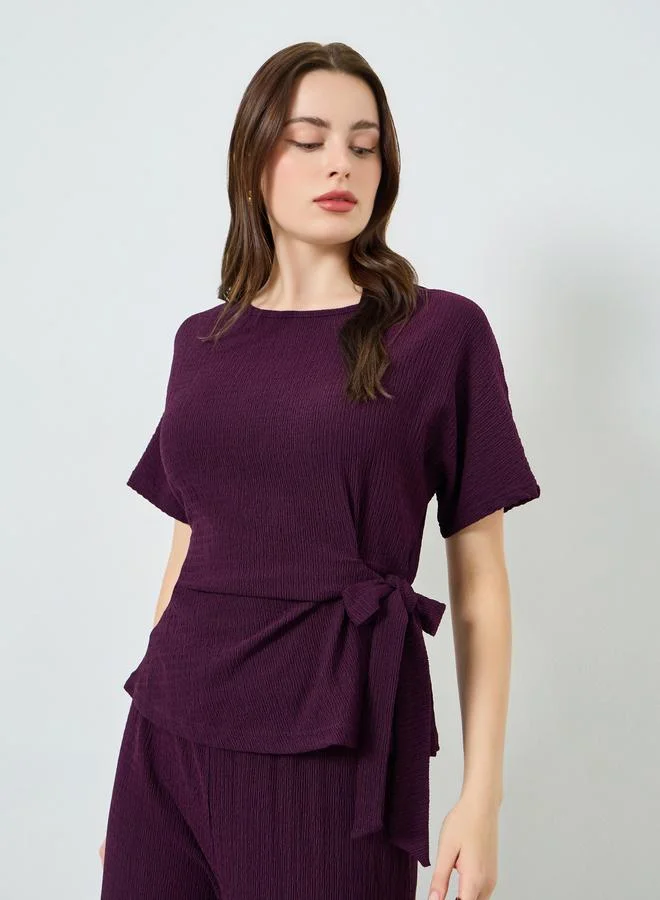 ستايلي طقم من بلوزة بارزة الملمس وبنطال بأرجل واسعة